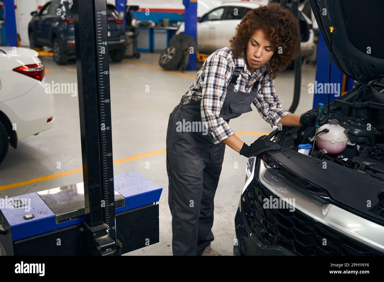 Mechanic uses lift machine hi-res stock photography and images - Alamy