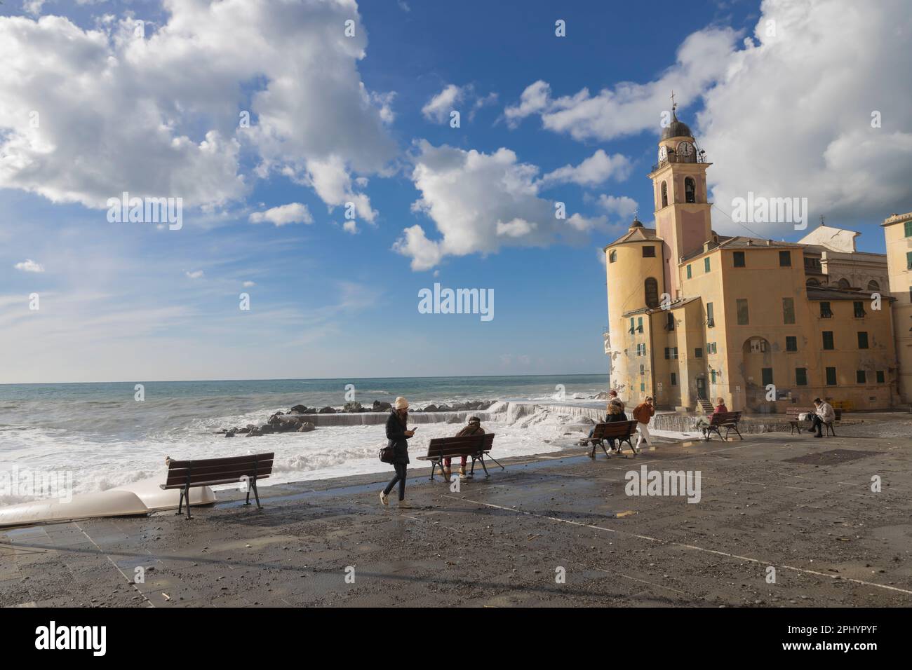 CAMOGLI, ITALY, JANUARY 18, 2023 - Rough sea on the pier of Camogli and the Basilica of Santa Maria Assunta,  Genoa province, Italy. Stock Photo