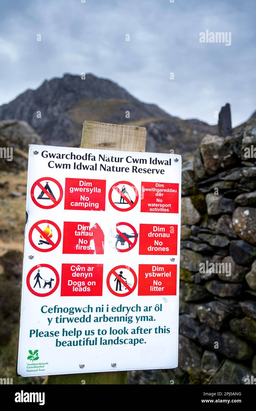 Snowdonia nature reserve, no camping, no watersports, no camping, no fires, dogs on leads, no litter, no drones sign Stock Photo