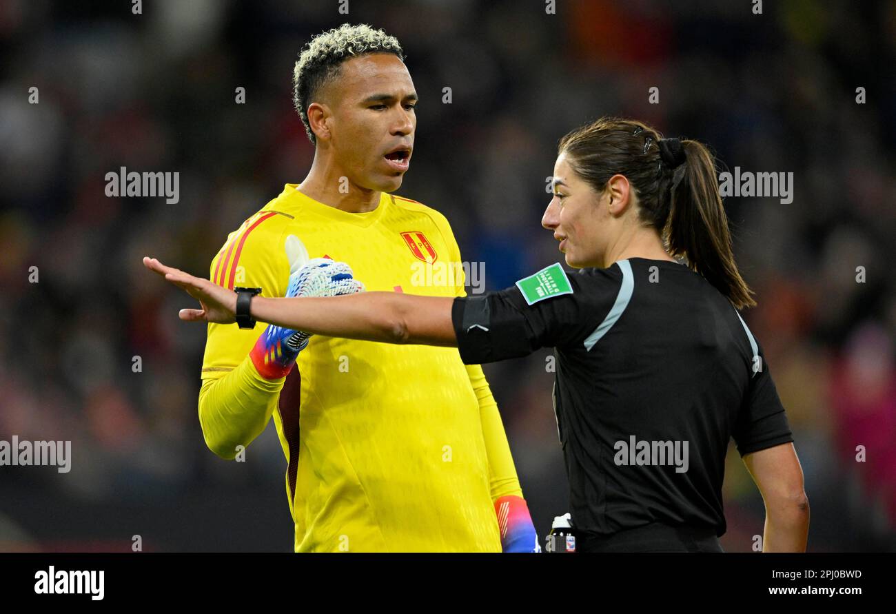 Referee Maria Sole Caputi Italy in conversation Discussion with goalkeeper Pedro Gallese PER, international match, MEWA Arena, Mainz Stock Photo