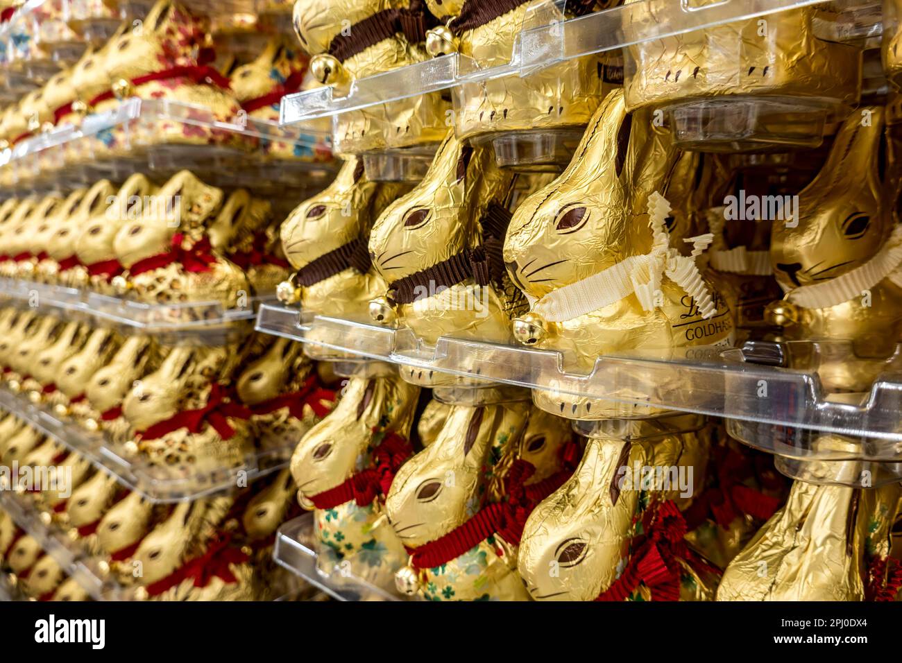 Many chocolate Easter bunnies, chocolate bunnies, Lindt gold bunnies, pallet in supermarket, shopping centre, Germany Stock Photo