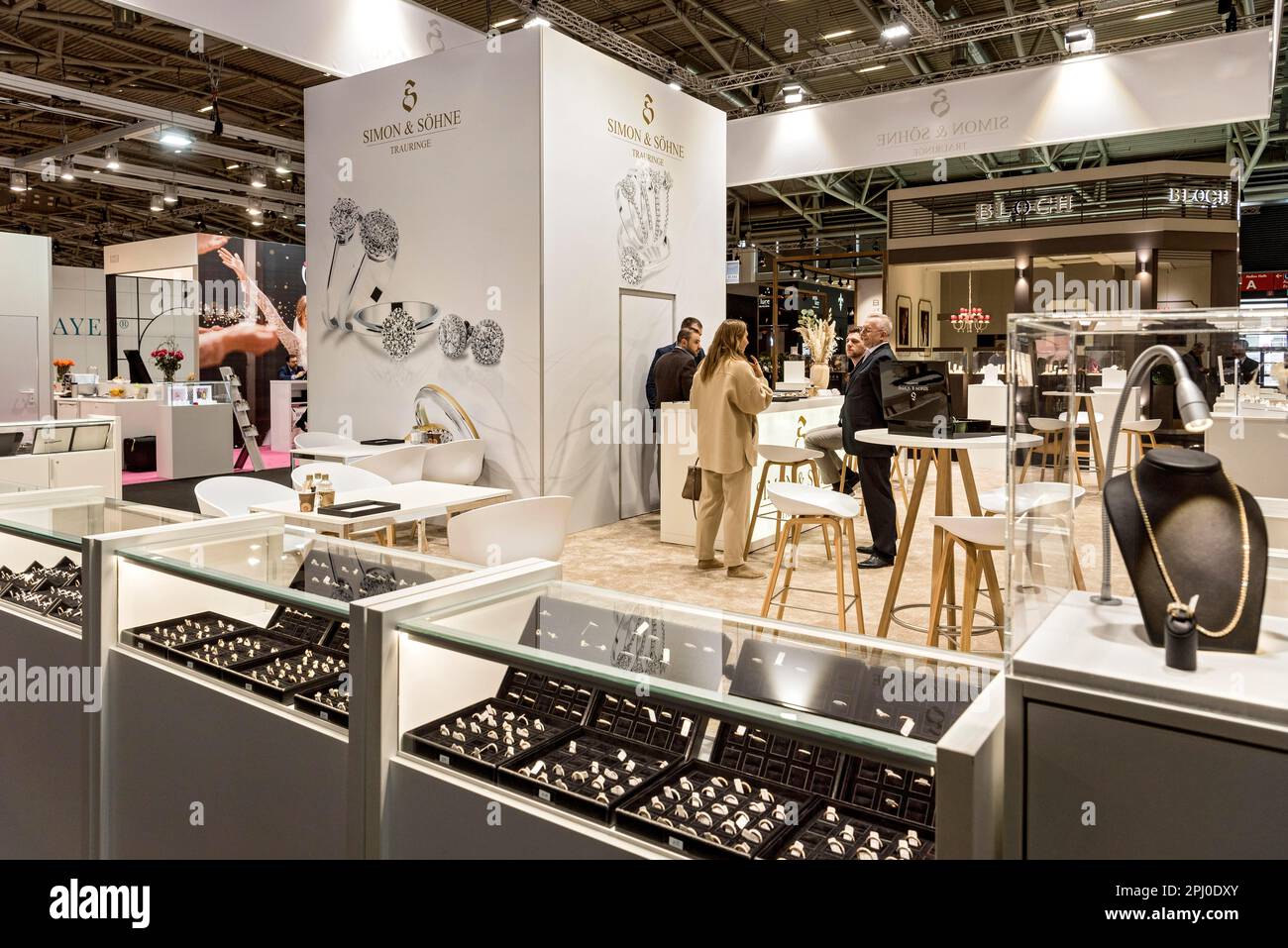 Showcases with high-quality jewellery made of gold and diamonds, exhibition stand Juwelier Simon & Soehne Trauringe, Inhorgenta, trade fair for Stock Photo