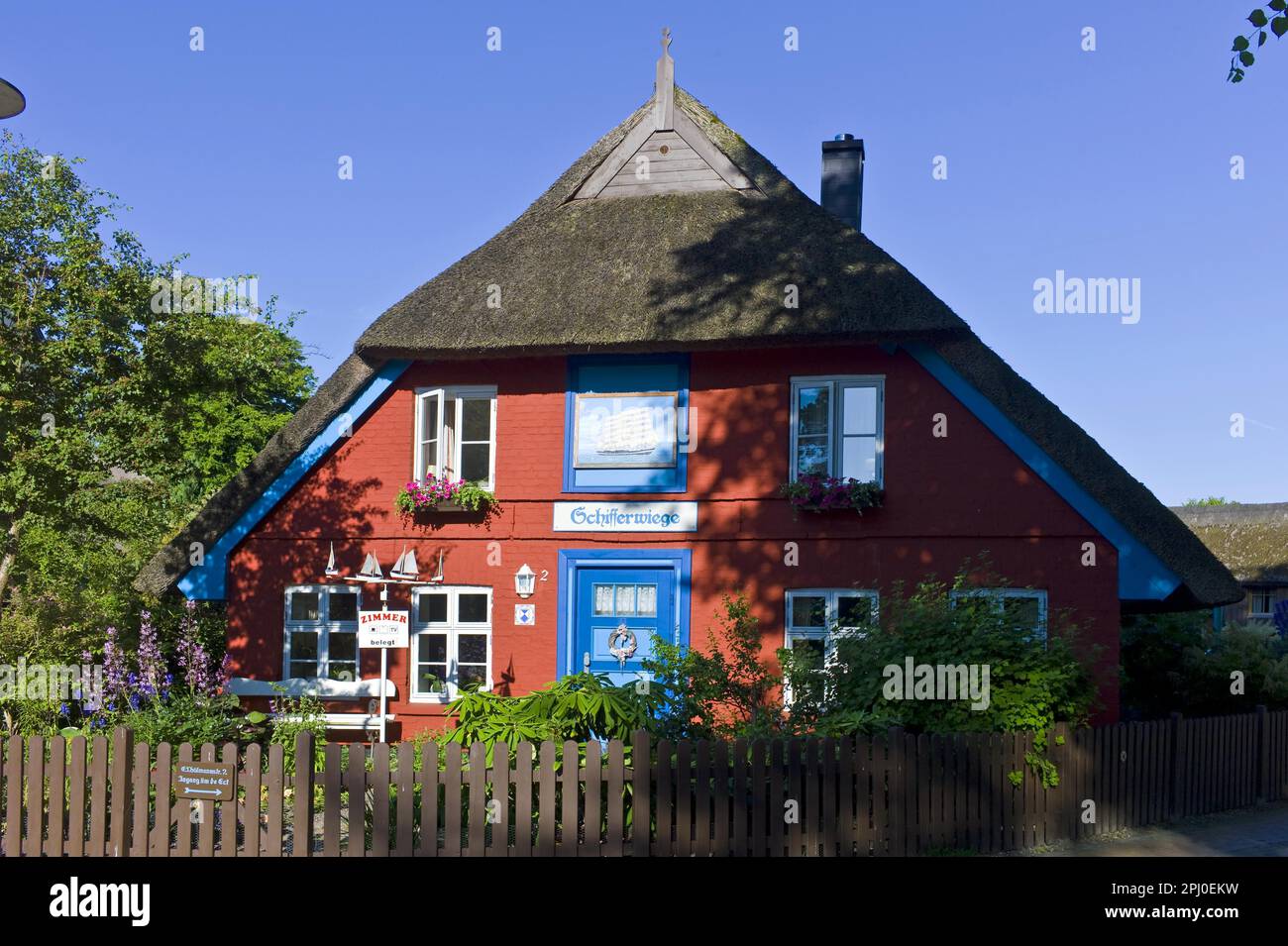 Thatched-roof house Schifferwiege in Wustrow Fischland, Mecklenburg-Western  Pomerania, Ribnitz Damgarten district, Germany Stock Photo - Alamy