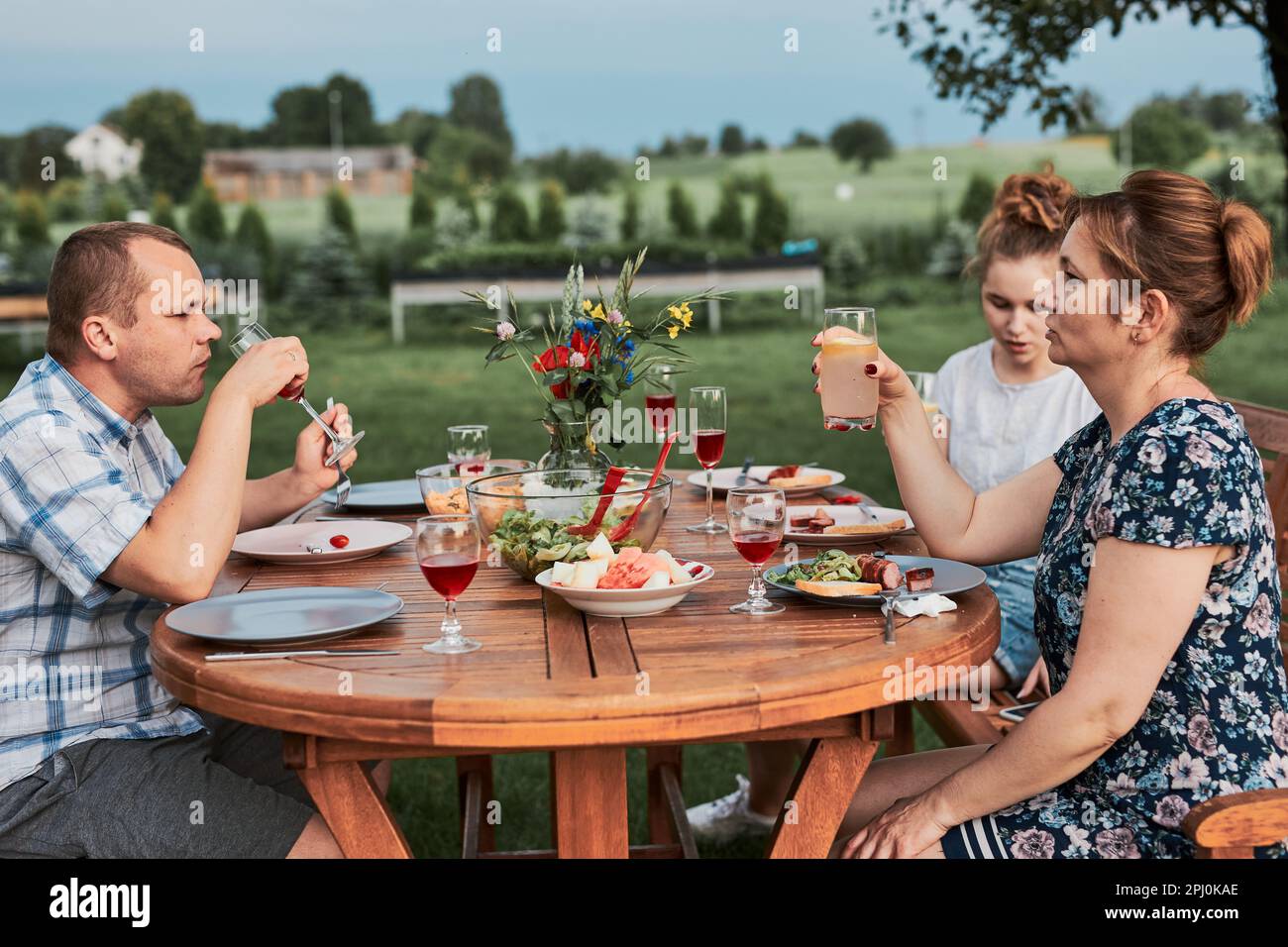 Family picnic table garden hi-res stock photography and images - Alamy