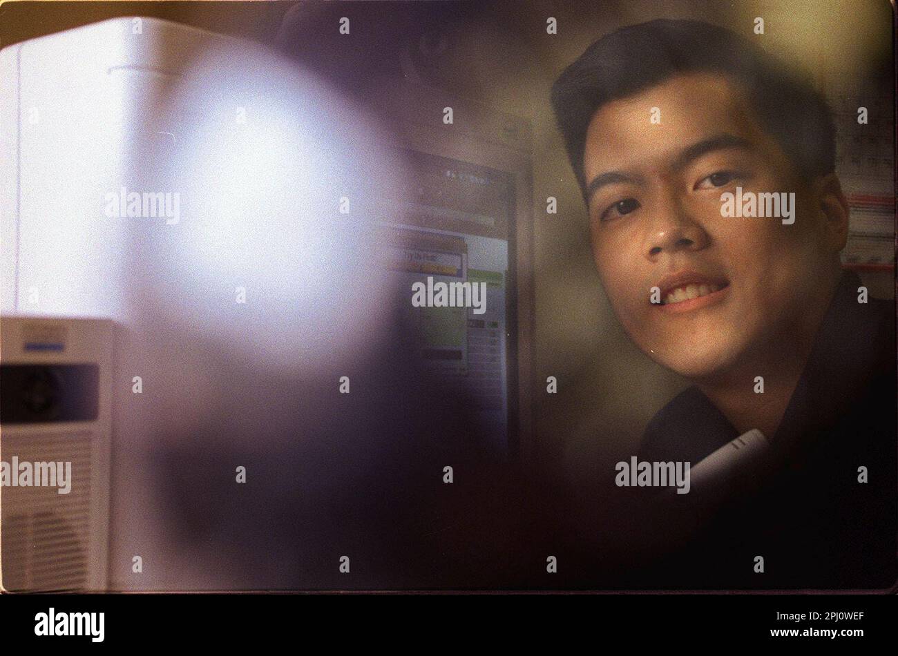 TELEPHONY28-C-23MAR00-BU-LS ----- Richard Lin uses Dialpad to make long ...