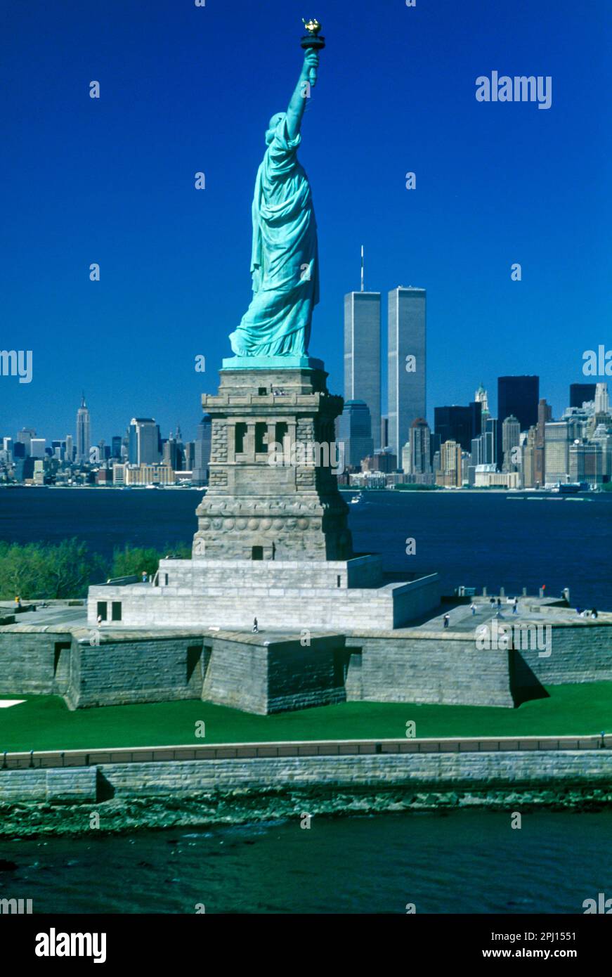 1994 HISTORICAL STATUE OF LIBERTY (©F A BARTHOLDI 1886) TWIN TOWERS (©MINORU YAMASAKI 1973) DOWNTOWN SKYLINE NEW YORK HARBOR NEW YORK CITY USA Stock Photo