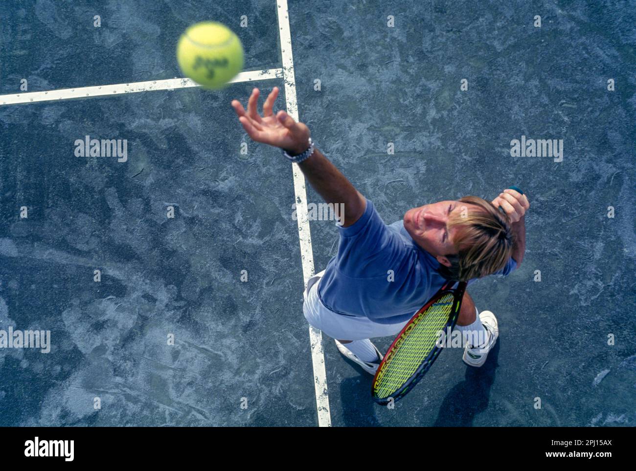 MALE TENNIS PLAYER SERVING BALL ONCLAY TENNIS COURT Stock Photo Alamy