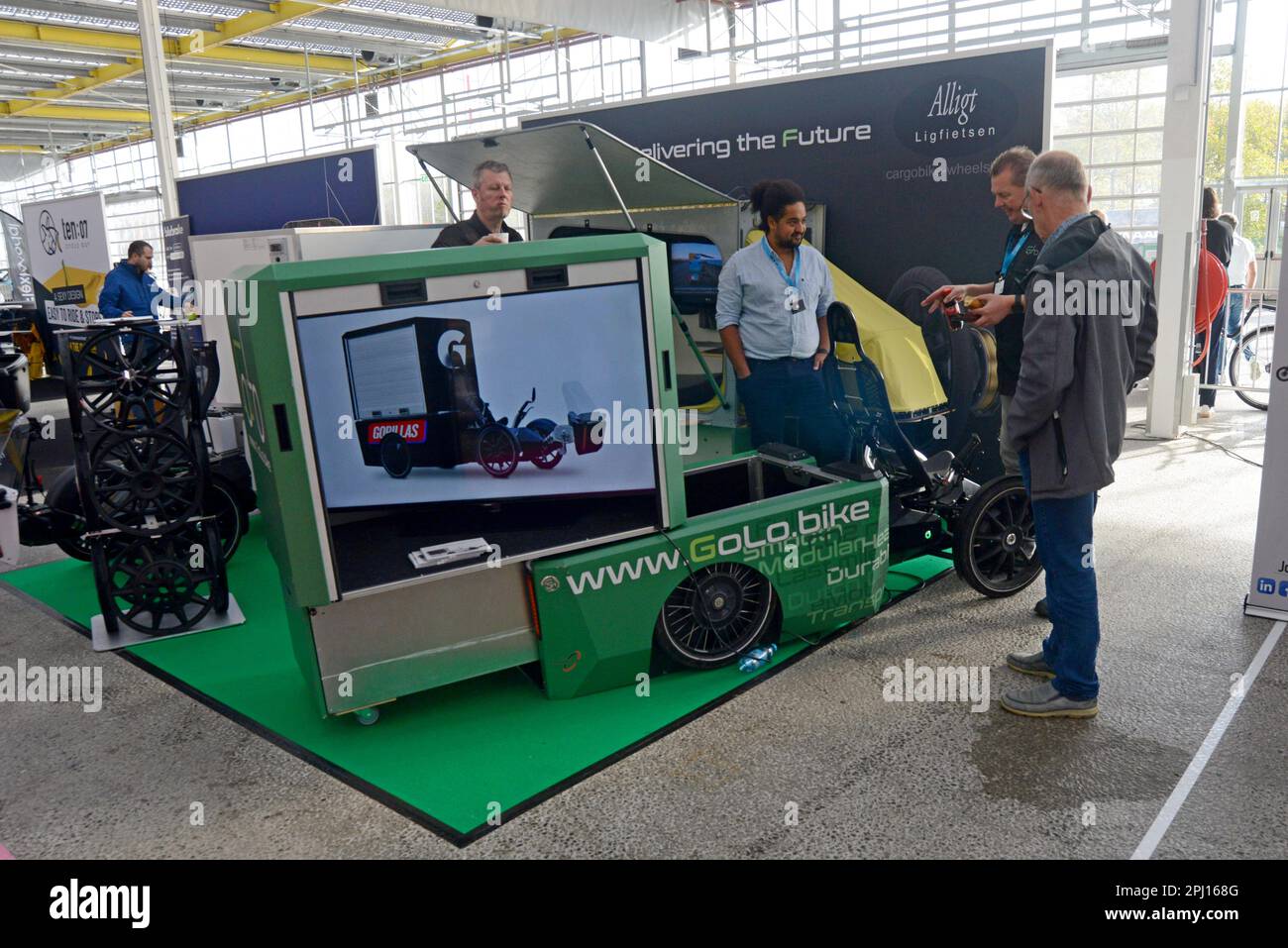 People examining the GoLo unique demountable load carrying bike on display at the International Cargo Bike Festival, Haarlem, Netherlands, Nov 2022 - Stock Image
