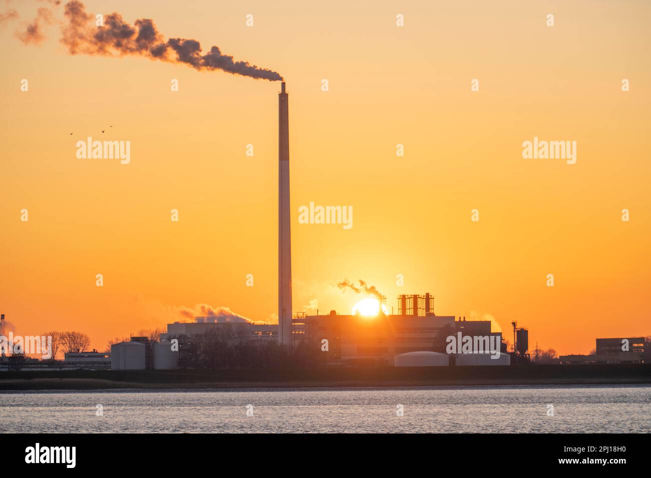 Sunset over the Weser estuary looking out of the ferry port in Bremerhaven towards Nordenham, Kronos Titan chemical plant, Germany, Stock Photo