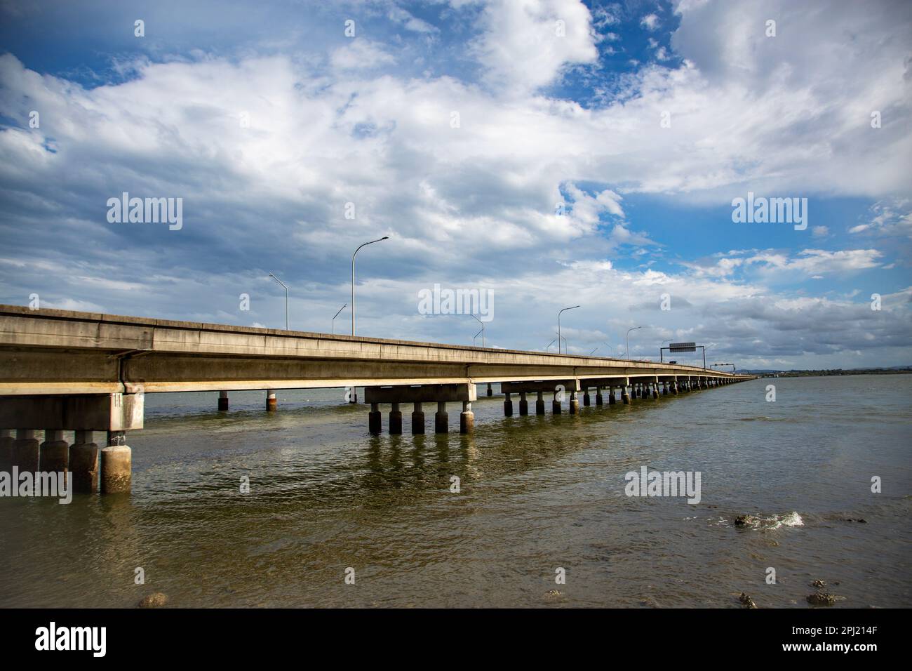 The Houghton Highway Bridge is a reinforced concrete viaduct across the Hays Inlet at Bramble Bay connecting the cities of Brisbane and Redcliffe, Que Stock Photo