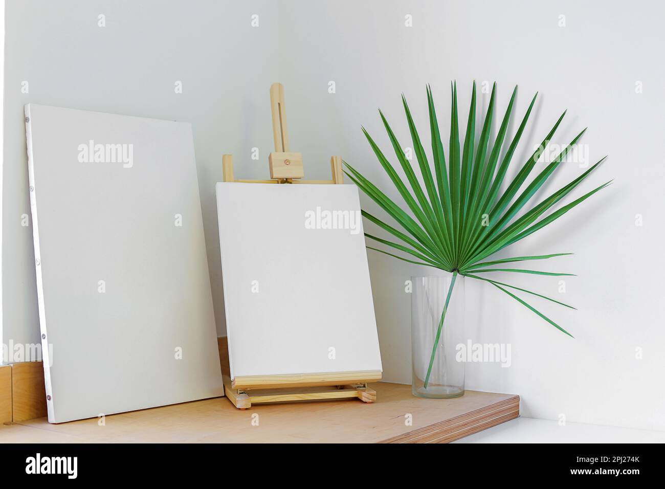 Small wooden easel blank canvas hi-res stock photography and images - Alamy