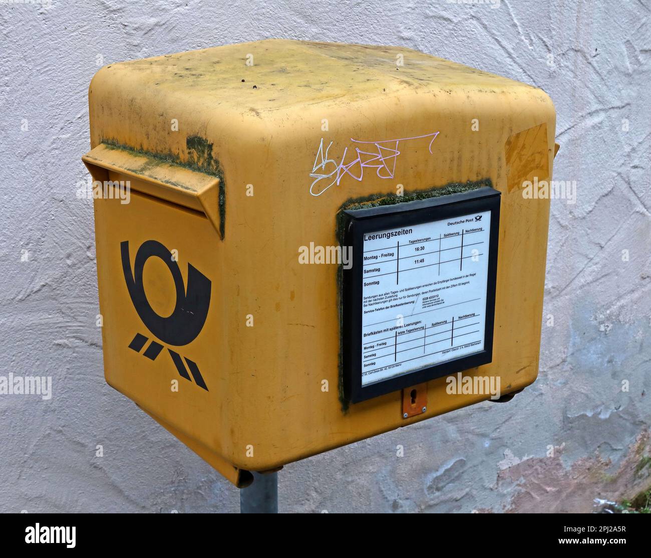 Yellow Deutsch Post postbox, in Bacharach (Bacharach am Rhein),  Mainz-Bingen district, Germany Stock Photo