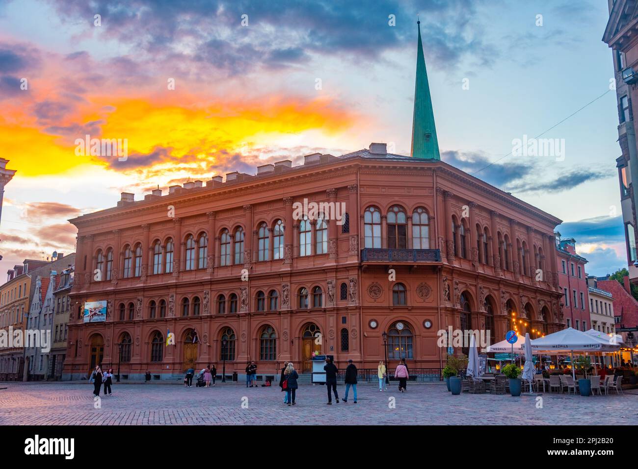 Riga, Latvia, July 8, 2022: Sunset view of Doma Laukums square full of restaurants in the Latvian capital Riga.. Stock Photo