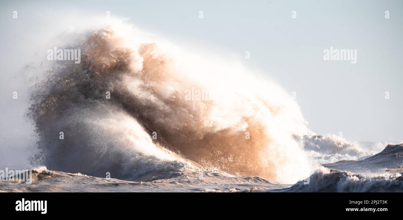Extreme weather conditions on Lake Erie produce large and powerful