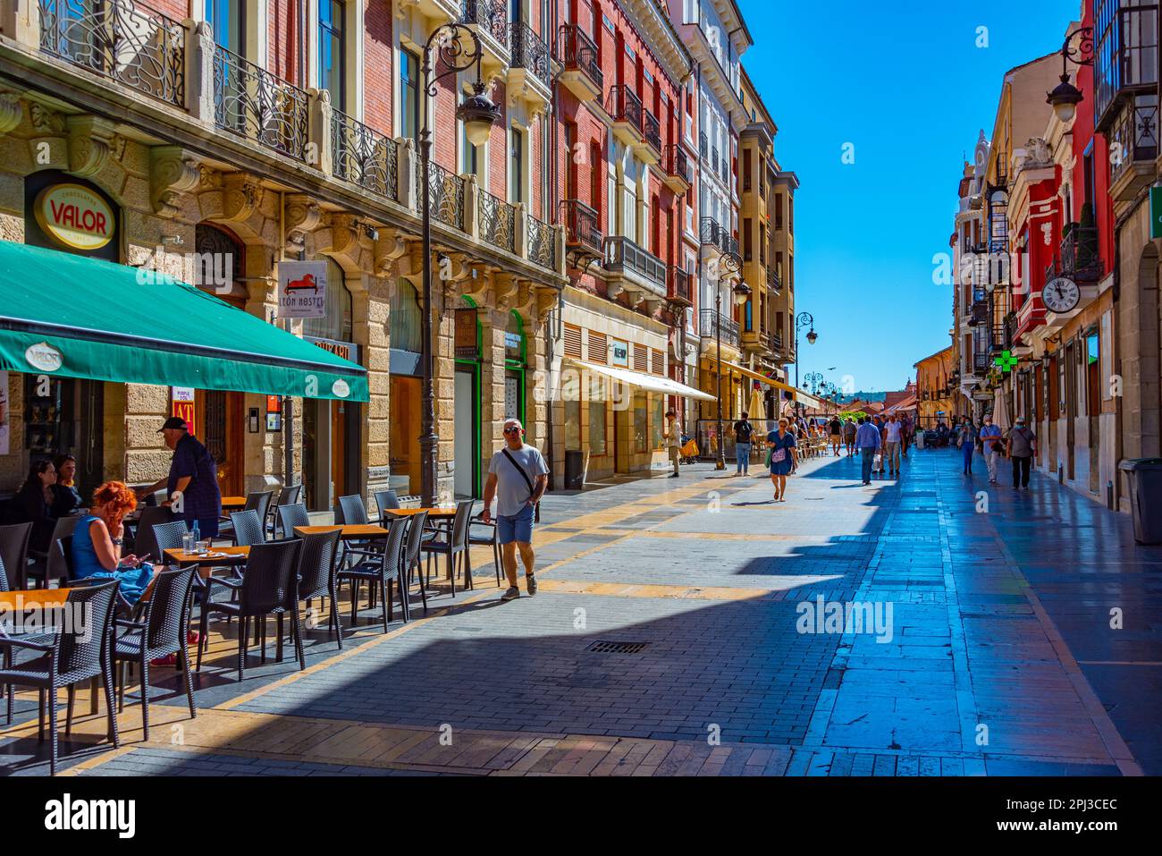 Leon, Spain, June 9, 2022: View of a narrow street in the old town of Leon,  Spain Stock Photo - Alamy