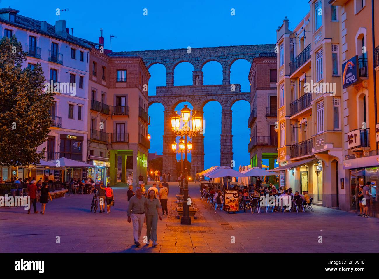 Ancient roman aqueduct in night segovia hi-res stock photography and ...