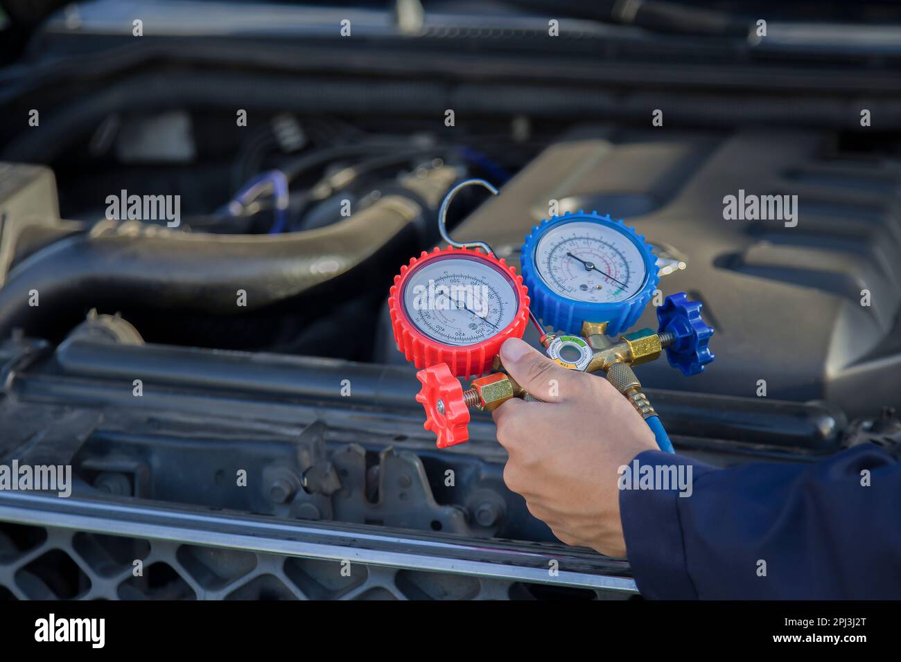 Car air conditioner check service, leak detection, fill refrigerant