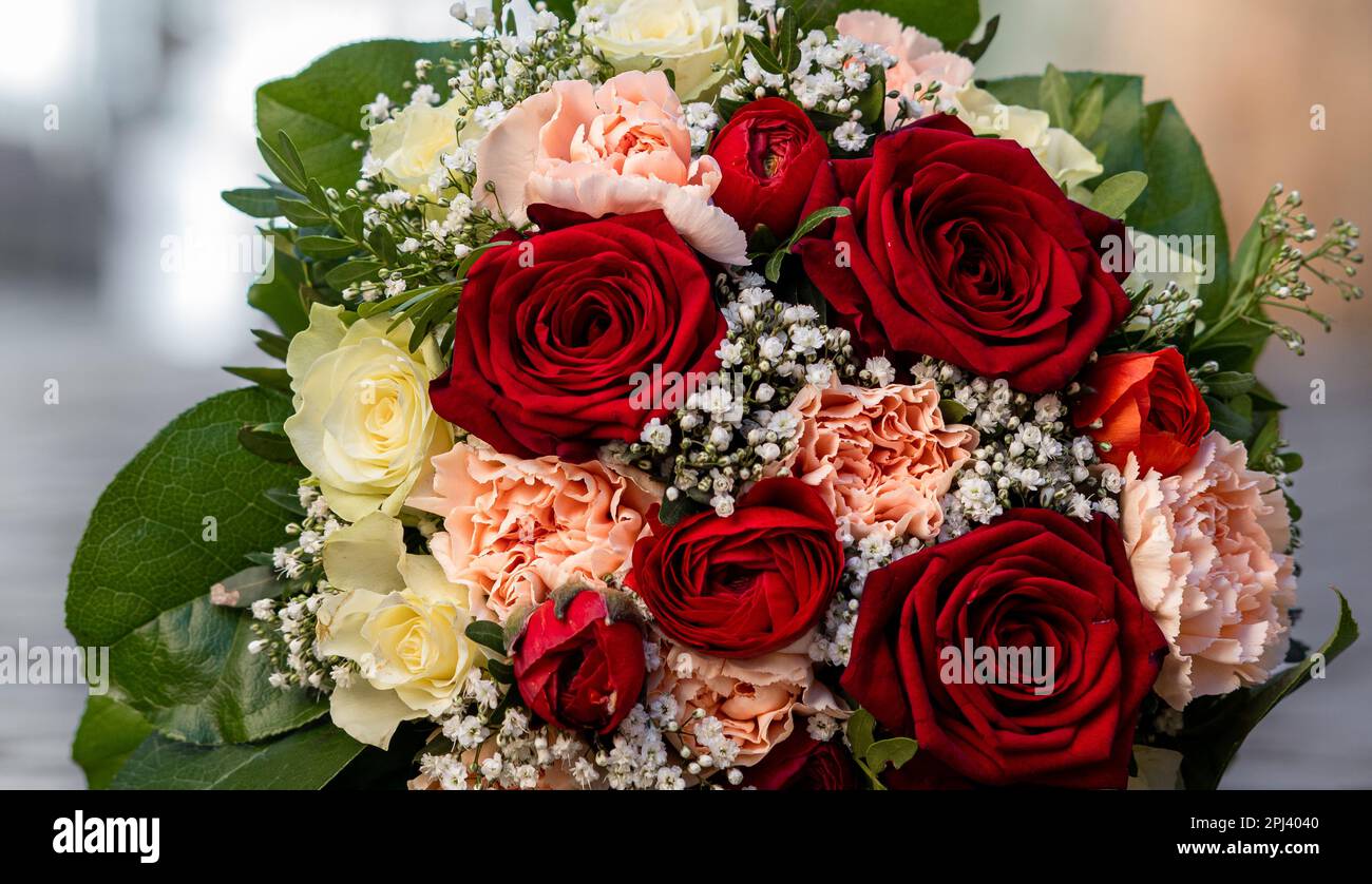 Brautstrauß rote Rosen Stock Photo