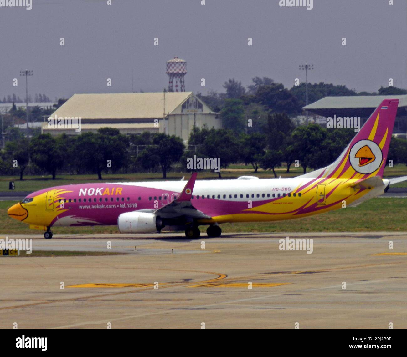 Thailand, Bangkok:  HS-DBS  Boeing 737-86N (c/n 43421) of Nok Air at Don Mueang Airport. Stock Photo