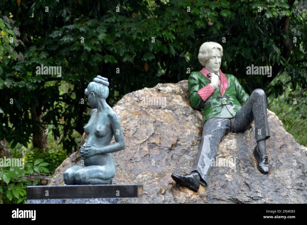 Ireland, Leinster, Dublin statue of Oscar Wilde by Danny Osborne, in