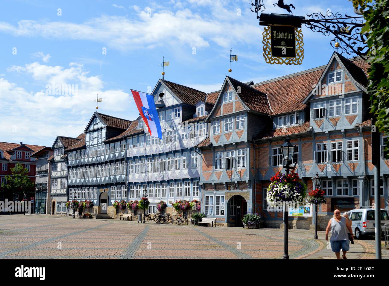 Germany, Niedersachsen, Wolfenbüttel:   timber-frame burgher houses in the Market Place (Stadtmarkt) with the Town Hall (Rathaus) on the right. Stock Photo