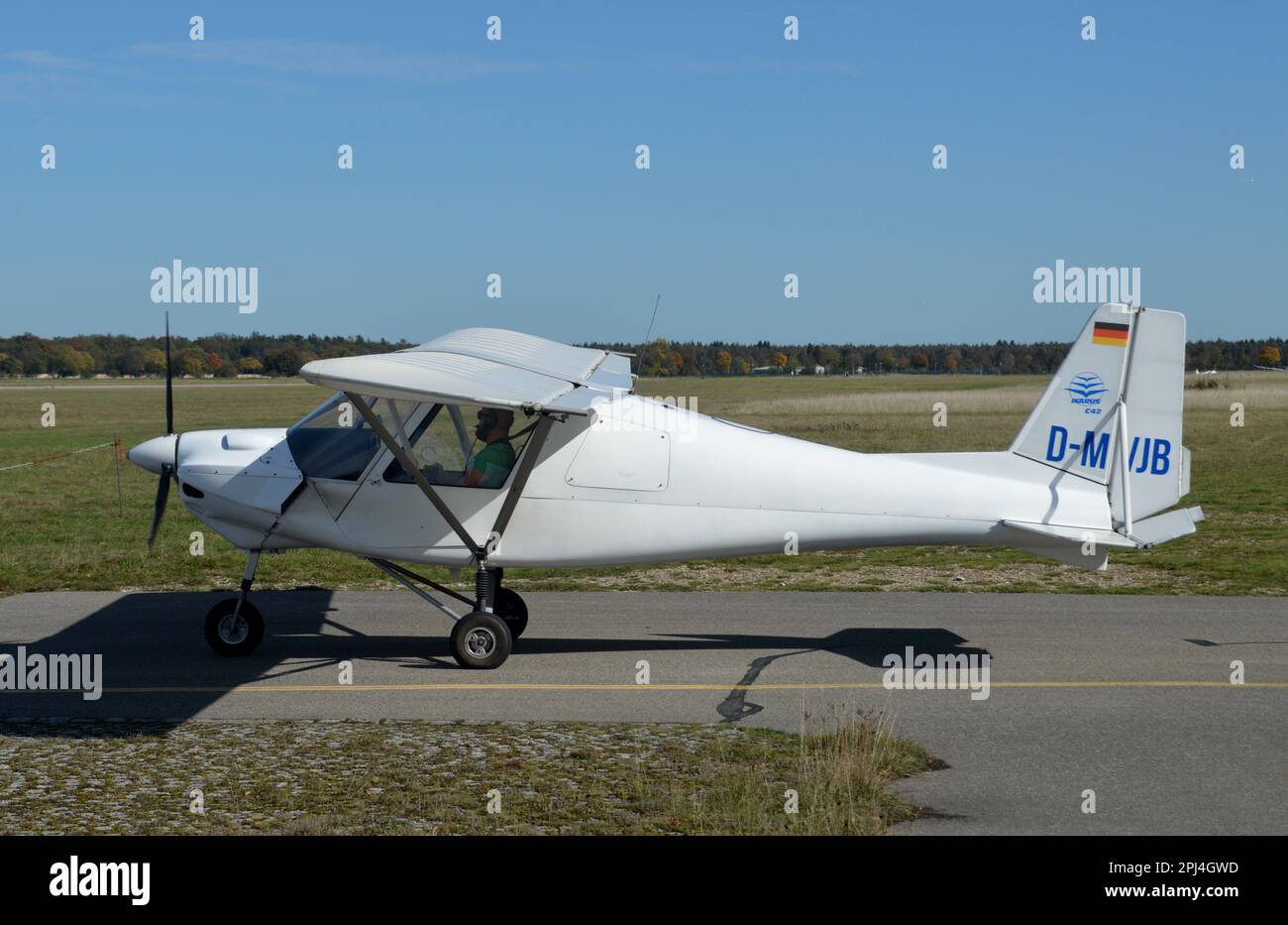 Ikarus C42 a modern 21st century microlight aircraft Stock Photo - Alamy