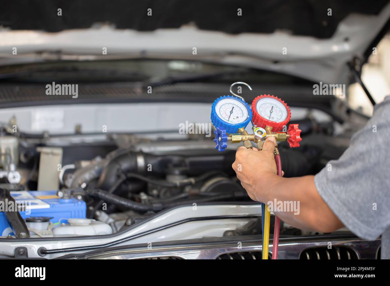 Car air conditioner check service, leak detection, fill refrigerant