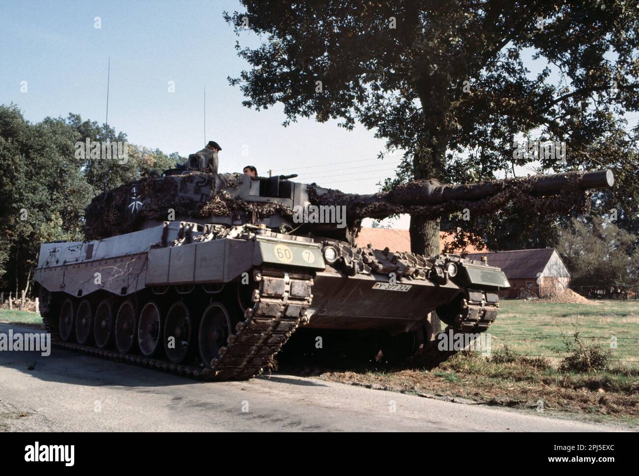 1/35 Built Modern German Leopard 2A6 in Ukraine War Camo Netting