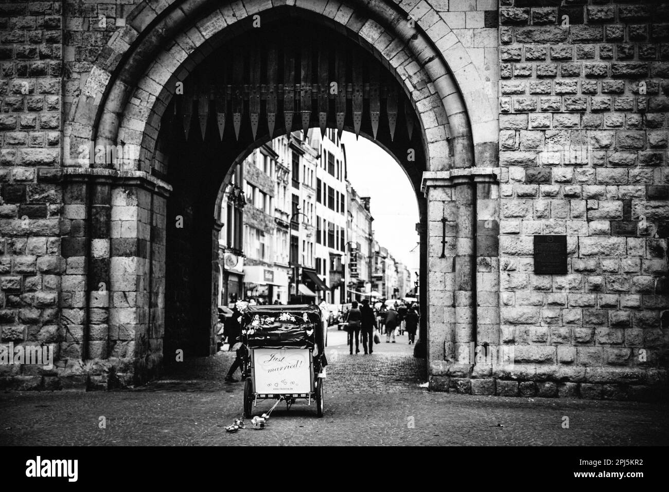 This image captures an expansive arch overlooking a bustling street Stock Photo