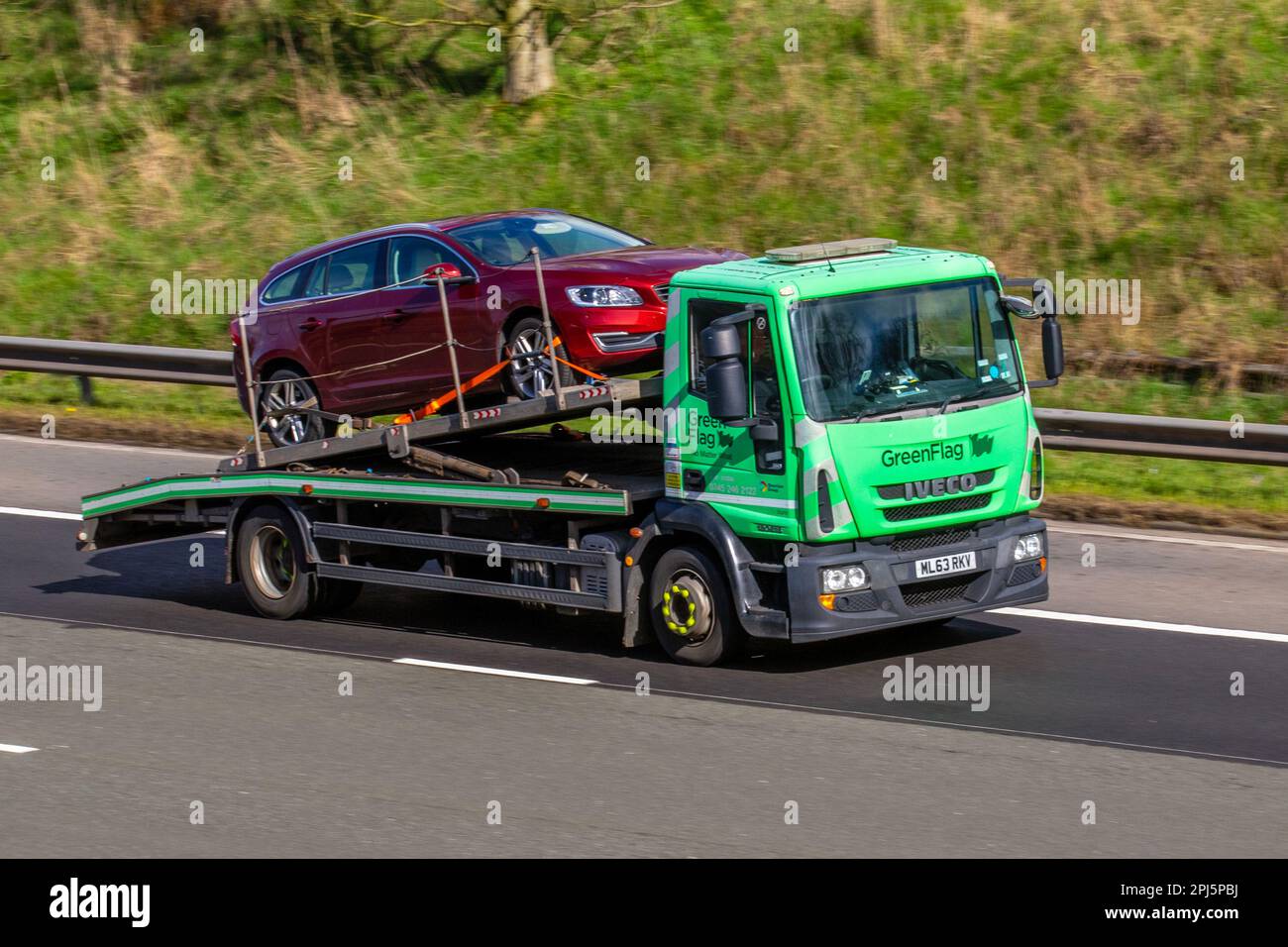 GREEN FLAG 24hr Rescue & Recovery tilt & slide IVECO Eurocargo 9 (MY 2008); travelling on the M61 motorway UK Stock Photo