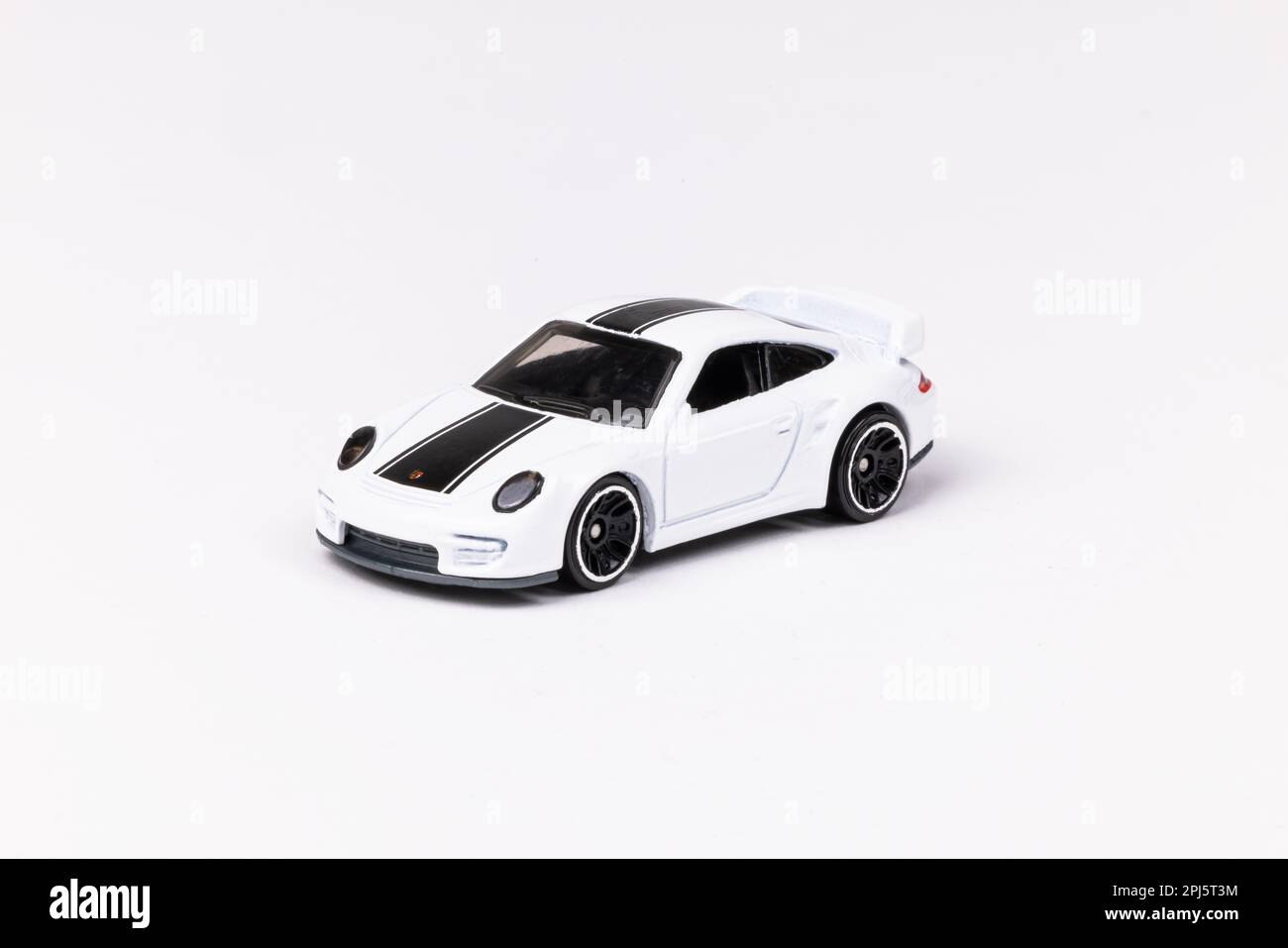 Um carrinho da Hot Wheels ou um Porsche 911 Carrera 4S zero km