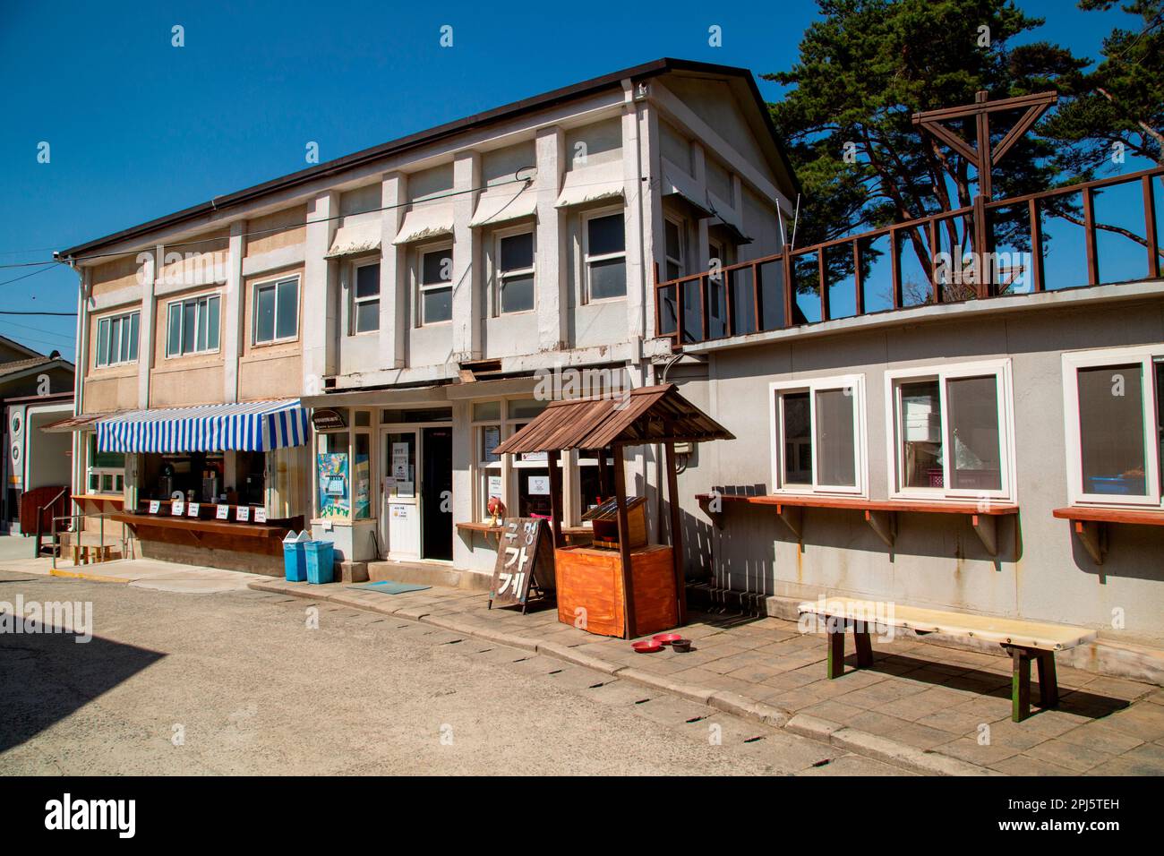 The Suncheon Drama Film Set Mar 27 2023 The 1980s outskirts of
