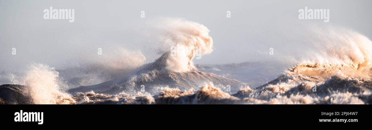 Strong winds on Lake Erie, whip large waves and swells Stock Photo - Alamy