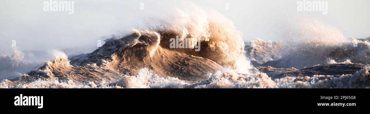 Strong winds on Lake Erie, whip large waves and swells Stock Photo - Alamy