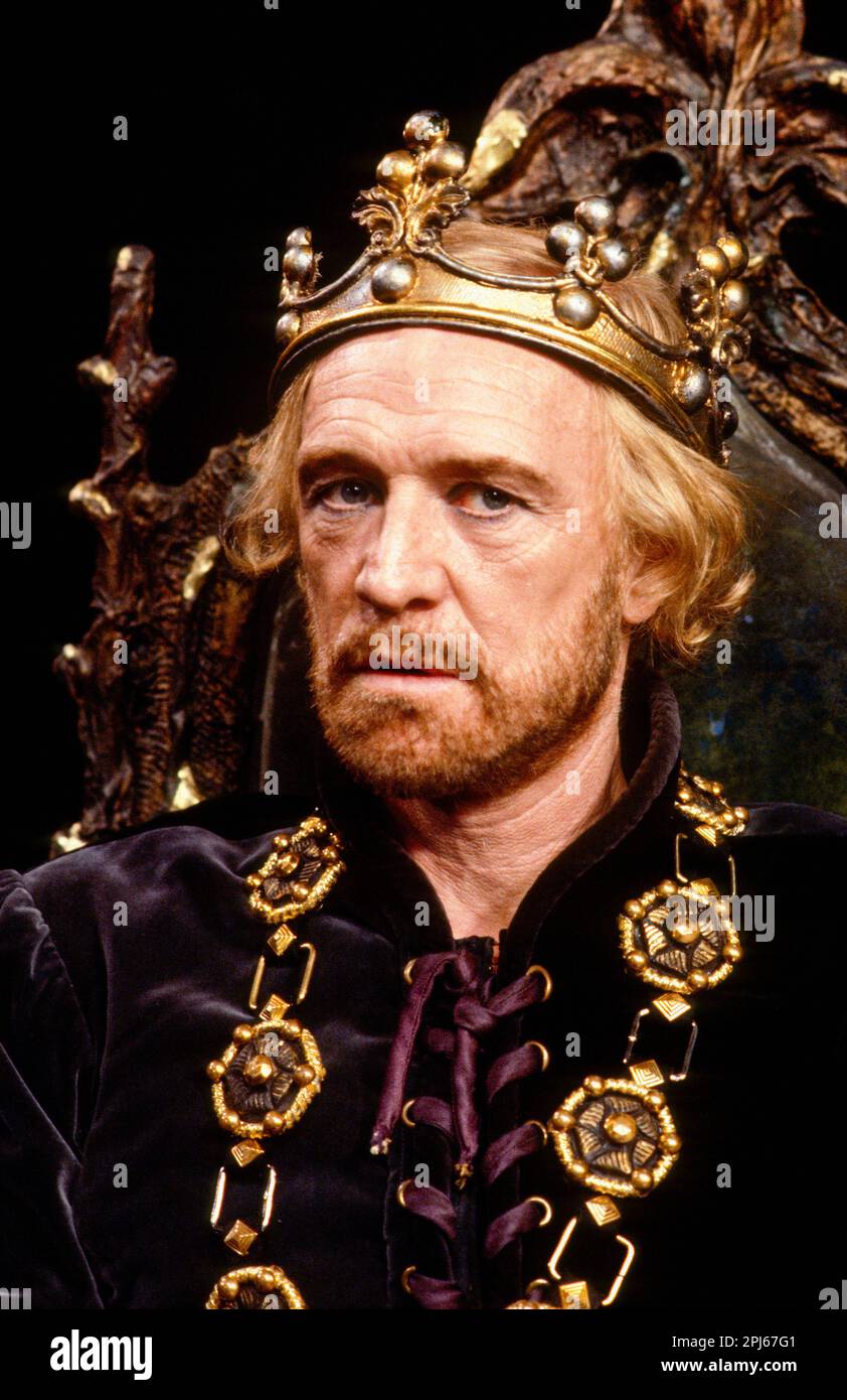 Richard Harris (King Arthur) in CAMELOT at the Apollo Victoria, London SW1  23/11/1982  book & lyrics: Alan Jay Lerner  music: Frederick Loewe  design: Desmond Heeley  lighting: David Hersey  director: Michael Rudman Stock Photo