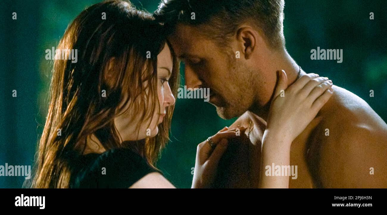 USA. Emma Stone and Ryan Gosling in a scene from the (C)Warner Bros movie:  Crazy, Stupid, Love (2011). Plot: A middle-aged husband's life changes  dramatically when his wife asks him for a, image size:1300x721
