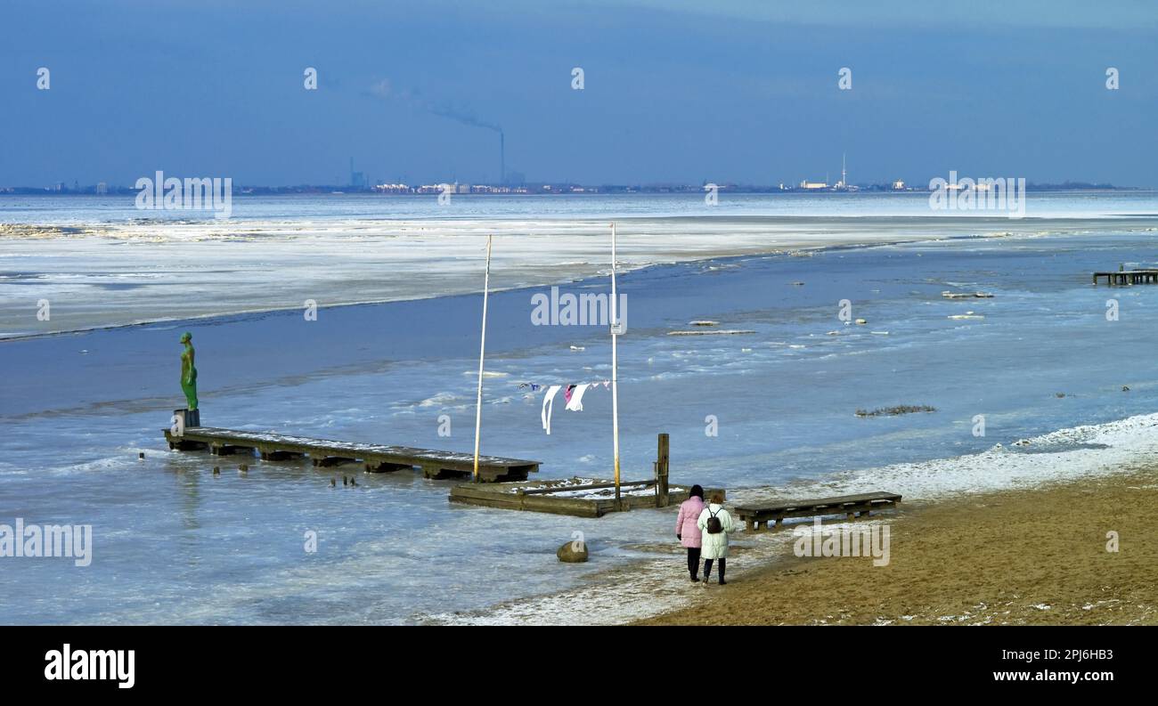 View over the frozen Jade Bay towards Wilhelmshaven, Dangast, County of  Friesland, Art Objects on the Beach, Germany Stock Photo - Alamy
