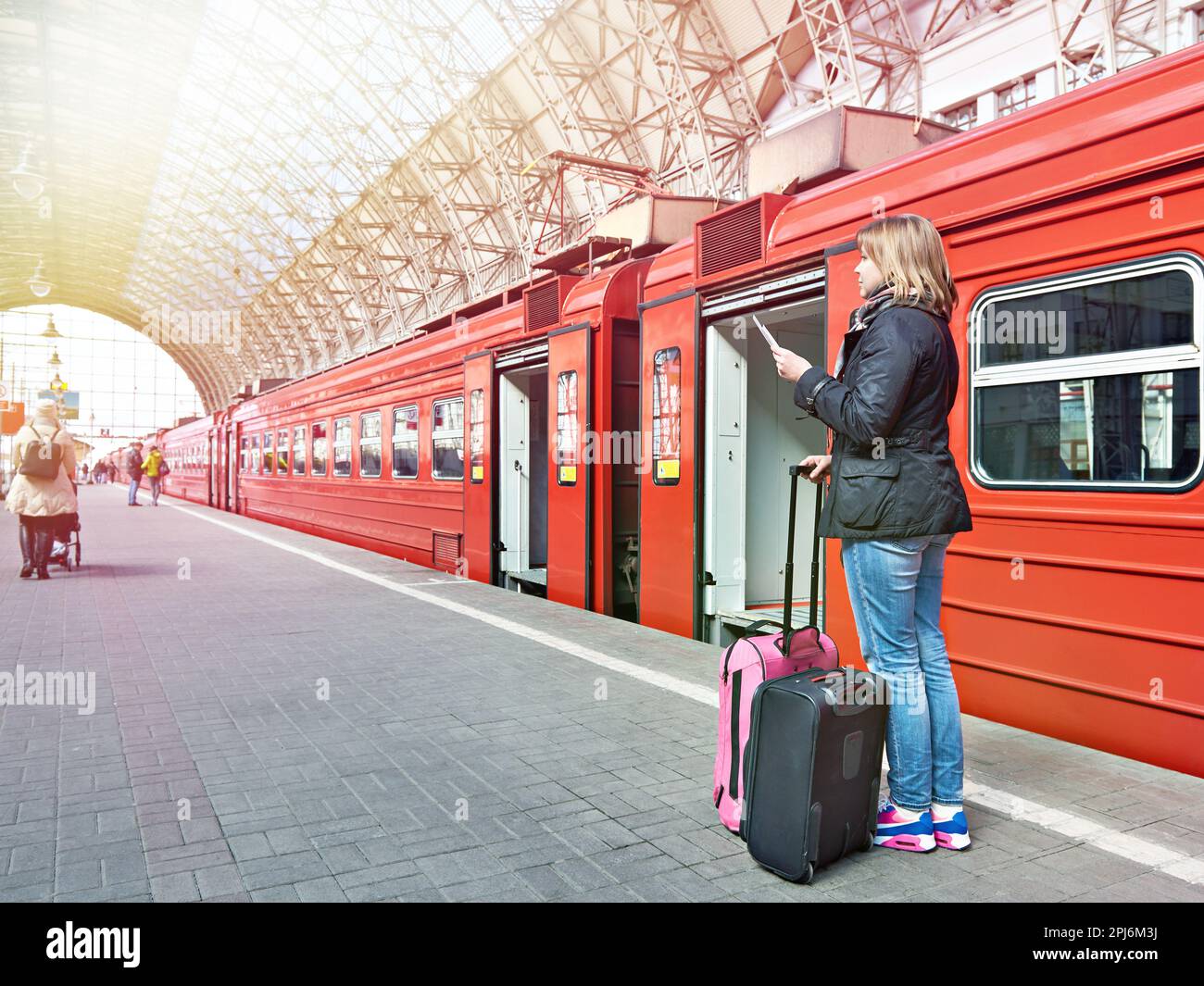 Girl train platform hi-res stock photography and images - Alamy