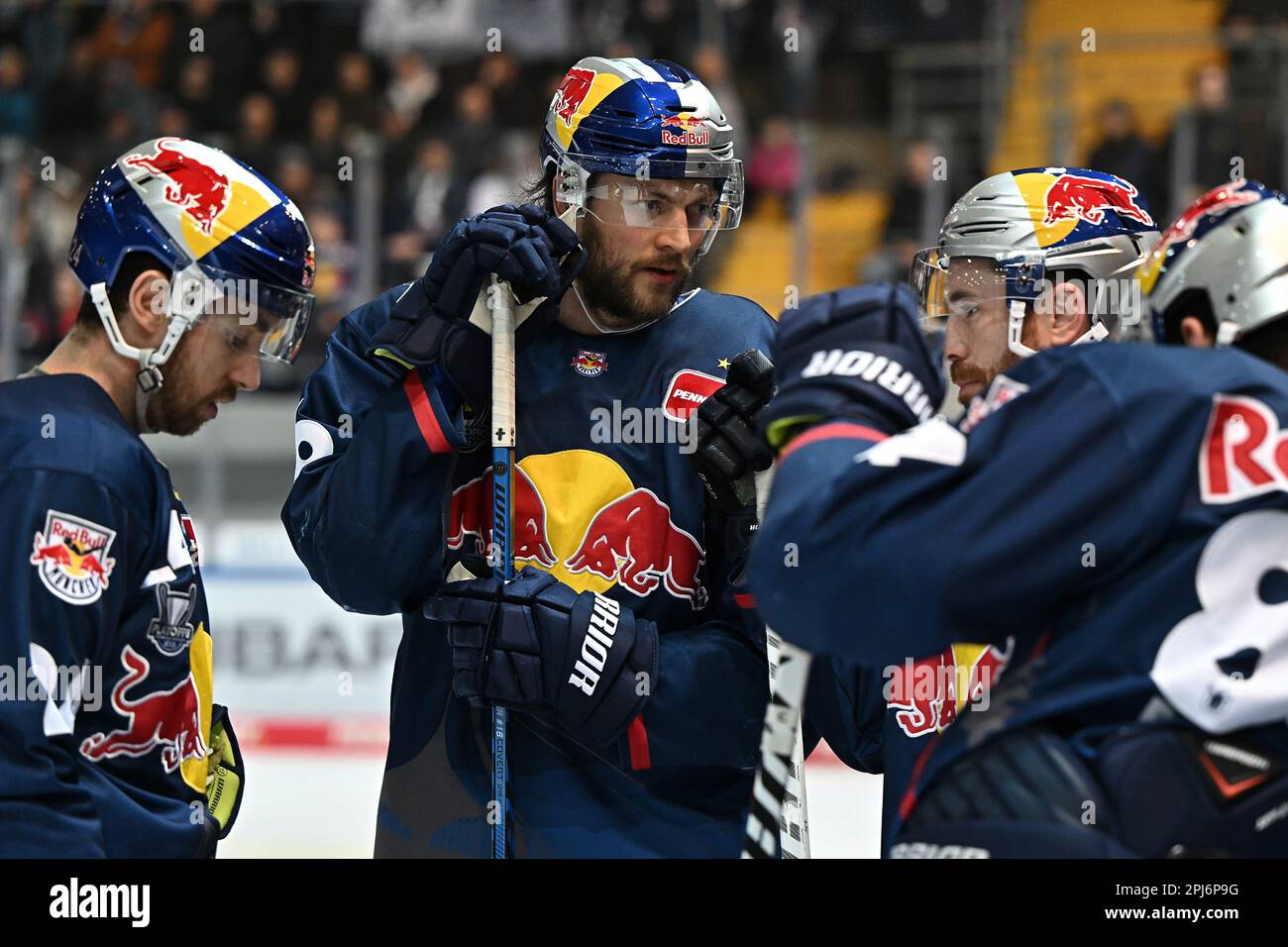 Munich, Germany. 31st Mar, 2023. Ice hockey: DEL, EHC Red Bull München - Grizzlys Wolfsburg, championship round, semifinal, 1st game day, Olympia-Eissportzentrum: Munich's Jonathon Blum (fl.l), Konrad Abeltshauser, Benjamin Street and Trevor Parkes during video evidence. Credit: Lennart Preiss/dpa/Alamy Live News Stock Photo