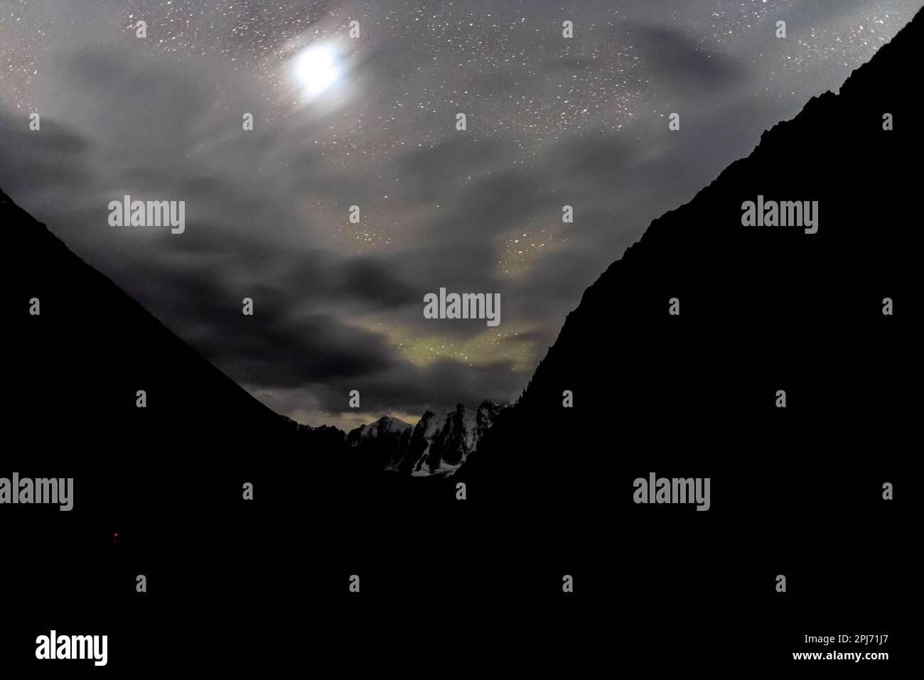 Night sky moon clouds stars hi-res stock photography and images - Alamy