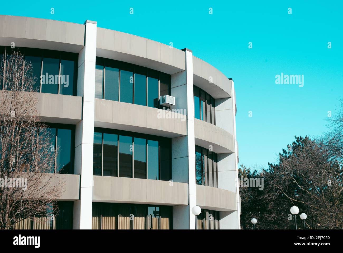 A scenic view of a modern tall building in Chicago Stock Photo - Alamy