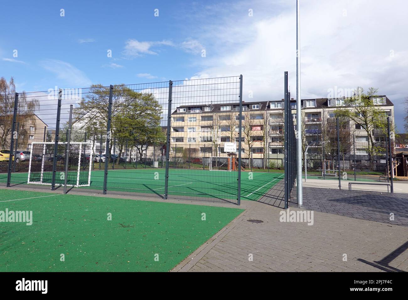 Spiel- und Sportplatz in einem Wohnviertel von Buchheim, Nordrhein-Westfalen, Deutschland, Köln Stock Photo