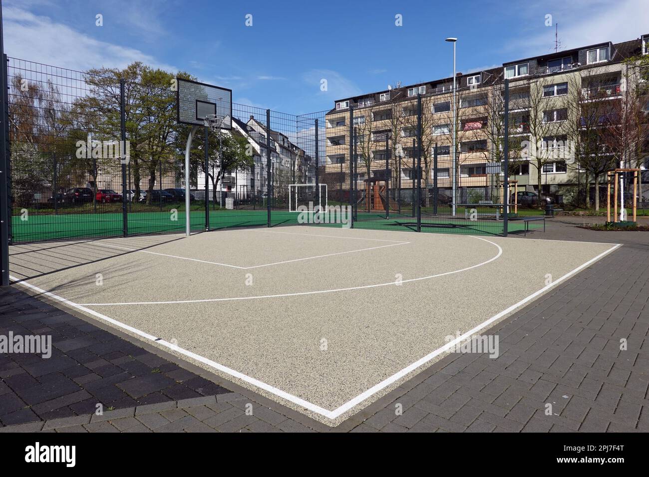 Spiel- und Sportplatz in einem Wohnviertel von Buchheim, Nordrhein-Westfalen, Deutschland, Köln Stock Photo