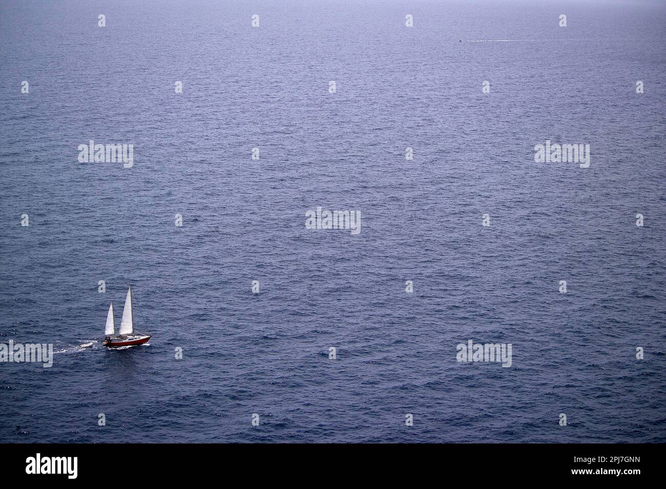 Barca a vela al largo di Capo Caccia. Alghero, Sardegna. Italia Stock Photo