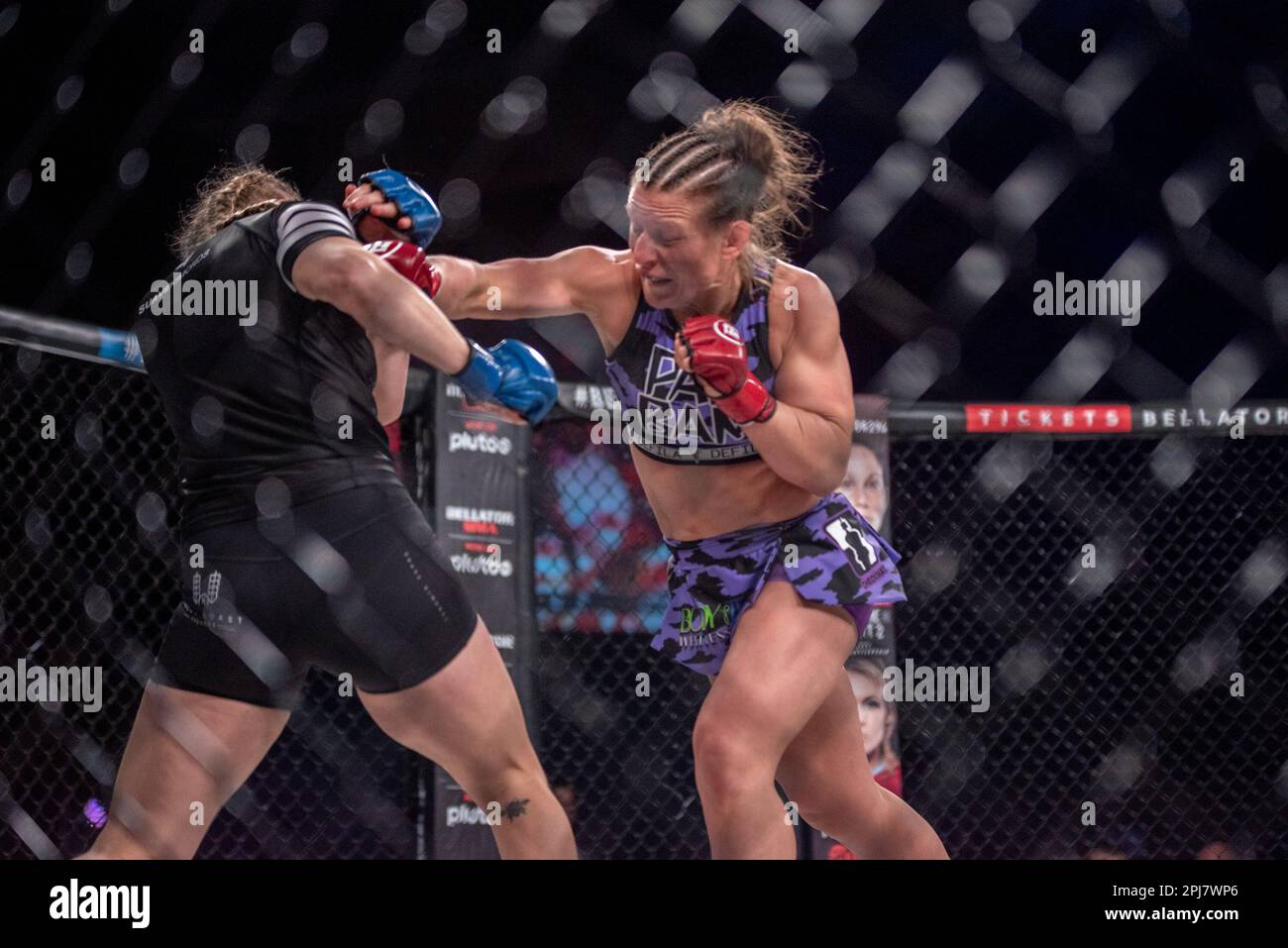 Temecula, Ca, California, USA. 31st Mar, 2023. TEMECULA, CALIFORNIA - MARCH 31: (R-L) Pam Sorenson punches Sarah Collins in their Featherweight fight during the Bellator 293 event at Pechanga Resort and Casino on March 31st, 2023 in Temecula, California, United States. (Credit Image: © Matt Davies/PX Imagens via ZUMA Press Wire) EDITORIAL USAGE ONLY! Not for Commercial USAGE! Credit: ZUMA Press, Inc./Alamy Live News Stock Photo