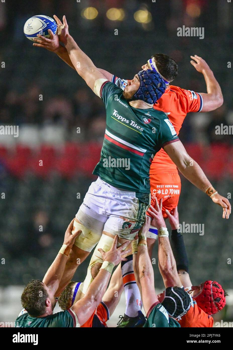 Leicester Tigers Rugby v Edinburgh Rugby Team at the Mattioli Stadium in Leicester, UK on 31 March 2023.  Battle for the ball at the line out at the Mattioli Rugby Stadium, Leicester, Uk  Credit: Mark Dunn/Alamy Live News Stock Photo