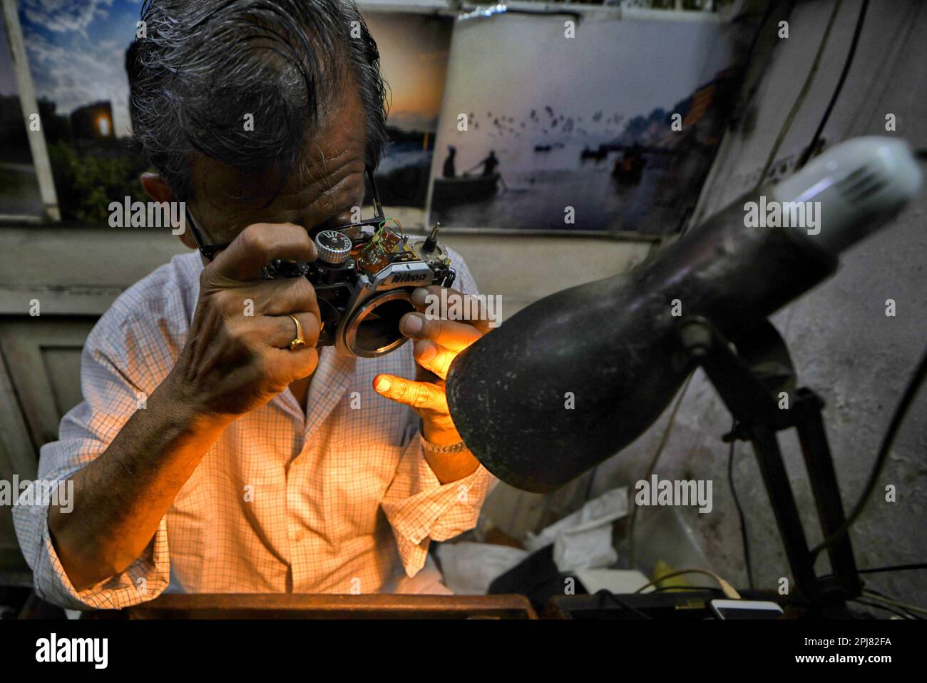 Kolkata, India. 31st Mar, 2023. A camera technician checks an analog