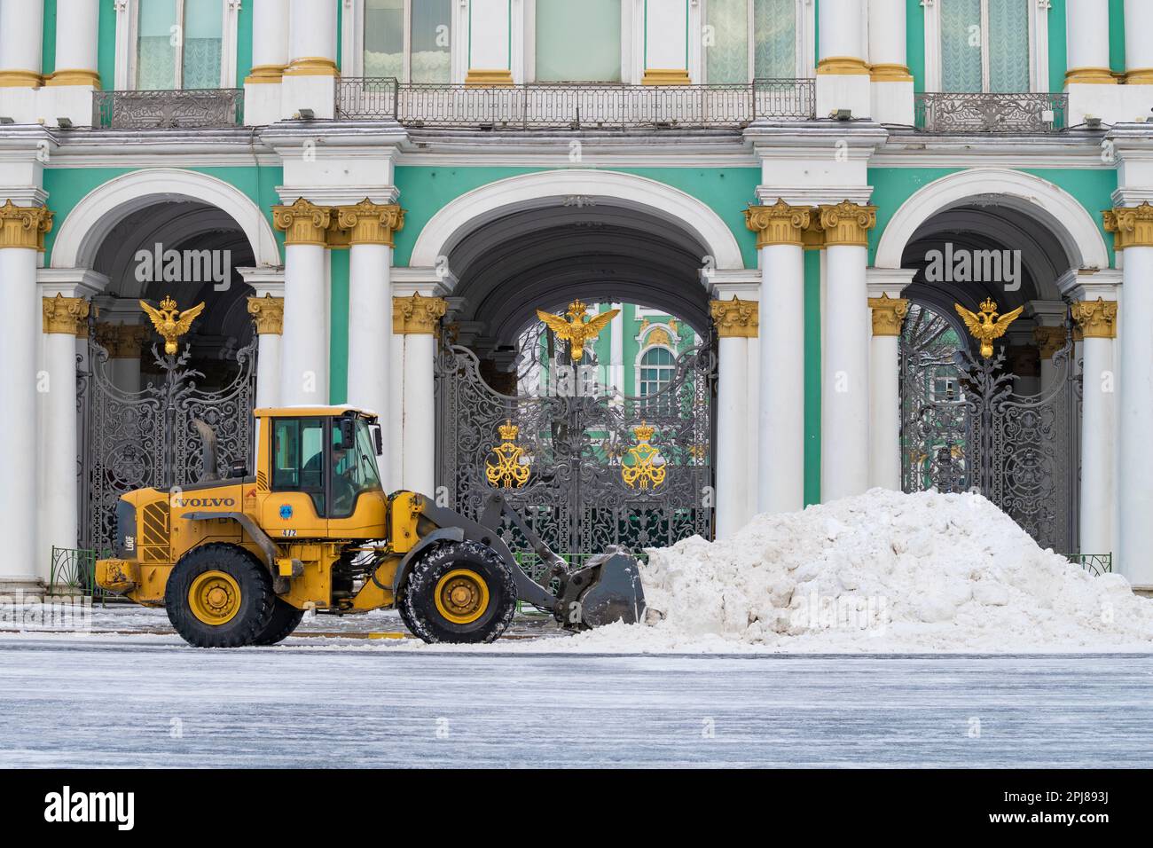 SAINT PETERSBURG, RUSSIA - MARCH 06, 2023: Snow removal at the main gate of the Winter Palace Stock Photo