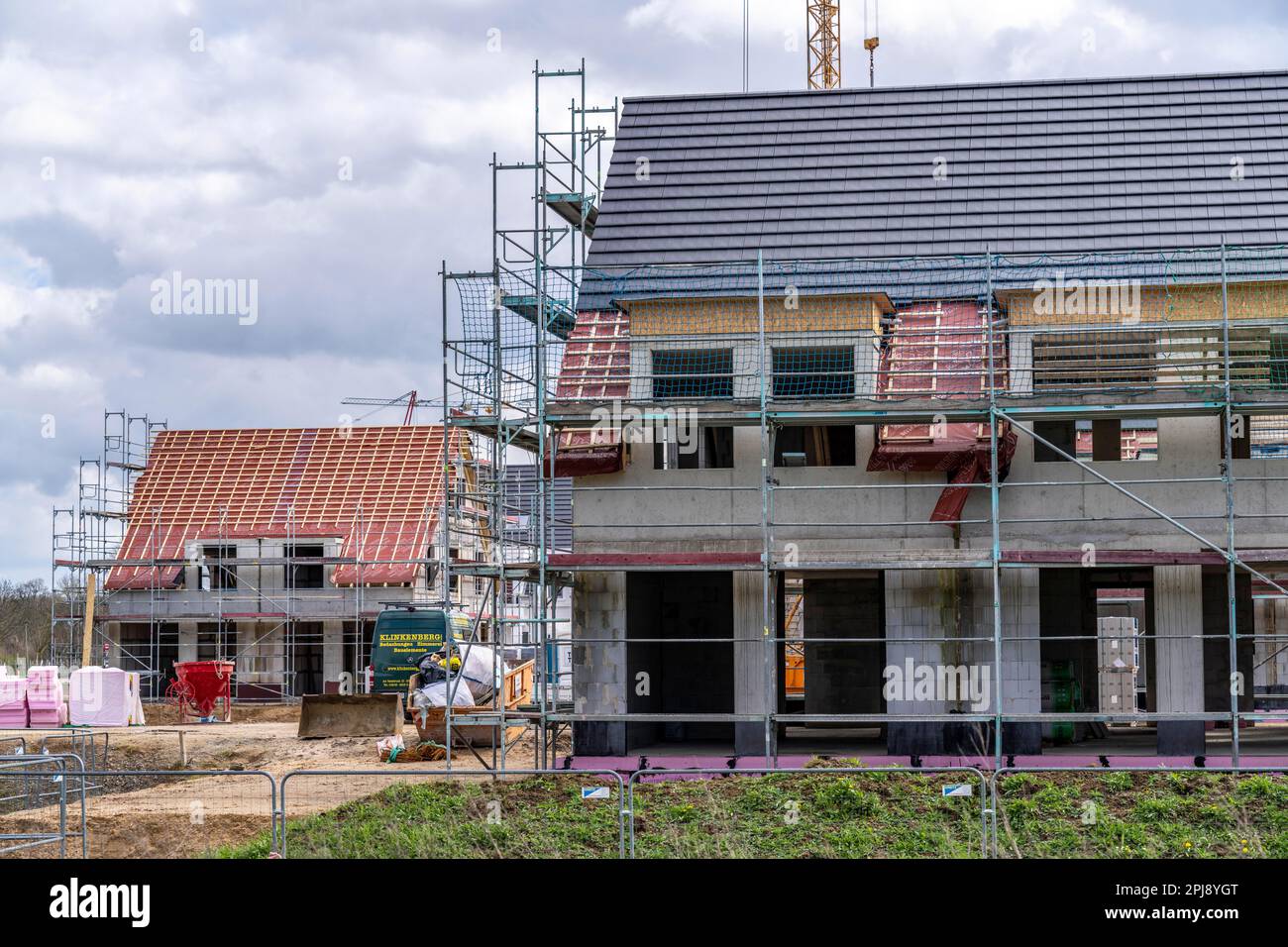 New development district, around 140 detached and semi-detached villas being built in the south of Duisburg, different developers, shells, constructio Stock Photo