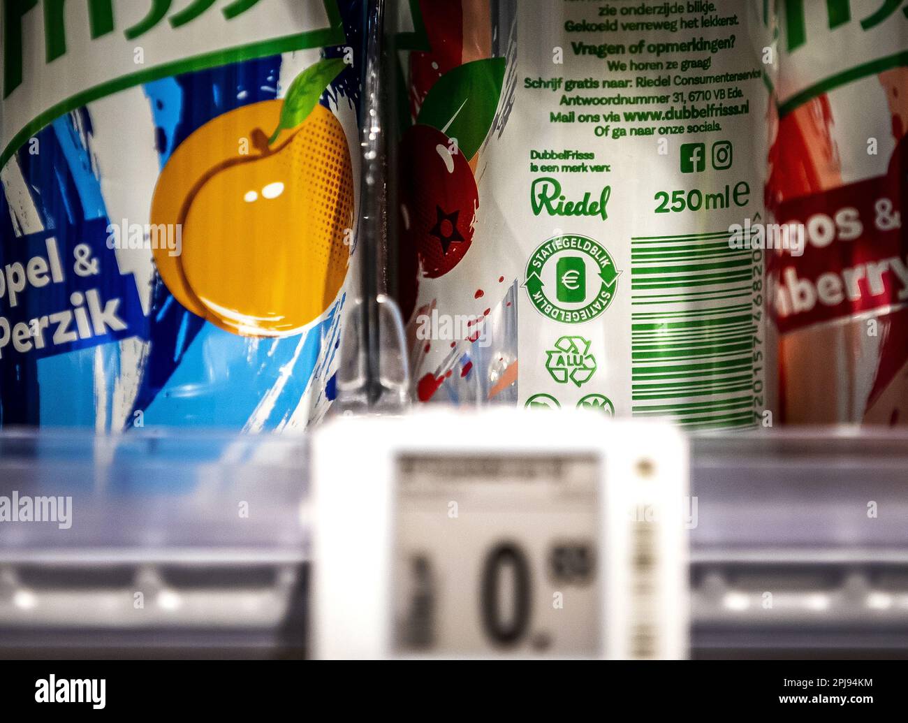 HAARLEM - A can with a deposit in a supermarket. In addition to small plastic bottles, there will also be a € 0.15 deposit on cans of drinks, such as soft drinks, beer and energy drinks. Cans with a deposit will soon be recognizable by the deposit logo and can be handed in at more than 27,000 collection points, such as supermarkets, petrol stations along the highway and sports clubs. ANP REMKO DE WAAL netherlands out - belgium out Credit: ANP/Alamy Live News Stock Photo